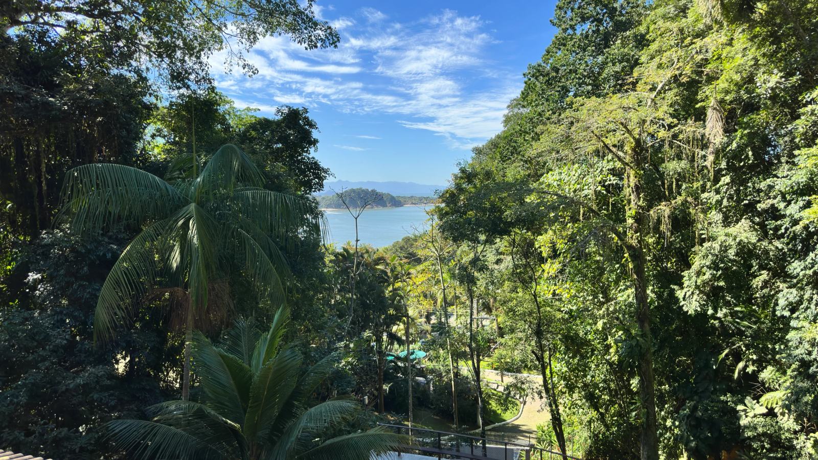Villa 207 - Aluguel Temporada - Vista da Suíte Master  com paisagem da Mata Atlântica e do mar em Tijucopava