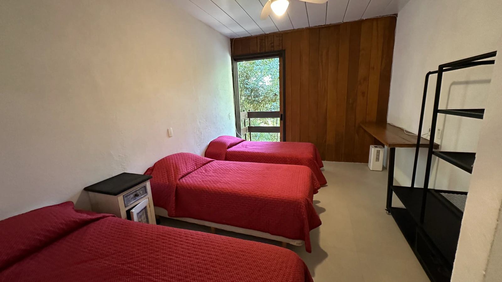 Villa 207 - Aluguel Temporada - Suíte 3 com vista para a Mata Atlântica, três camas de solteiro e decoração funcional