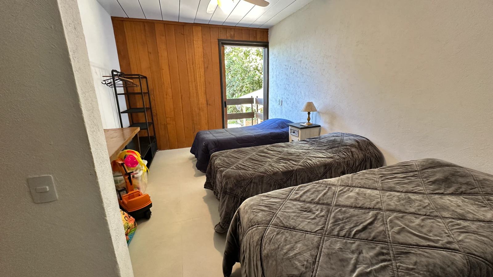 Villa 207 - Aluguel Temporada - Suíte 6 com três camas de solteiro, ambiente climatizado e decoração aconchegante