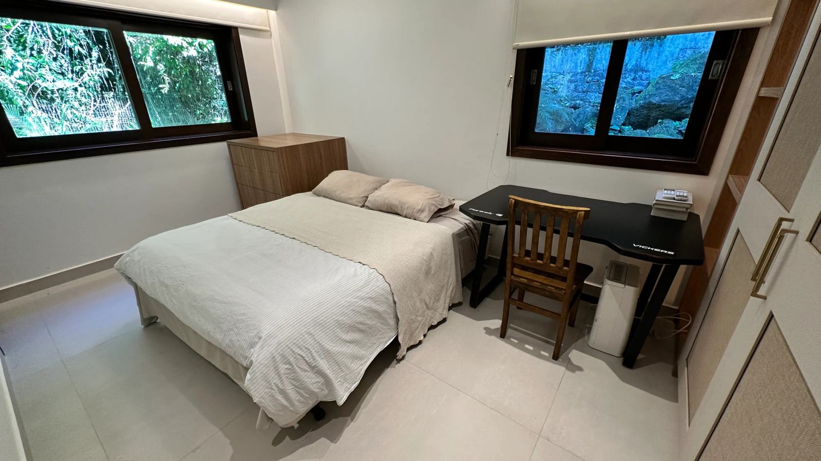 Villa 207 - Aluguel Temporada - Suíte 2  com cama de casal, janela ampla e vista para a natureza