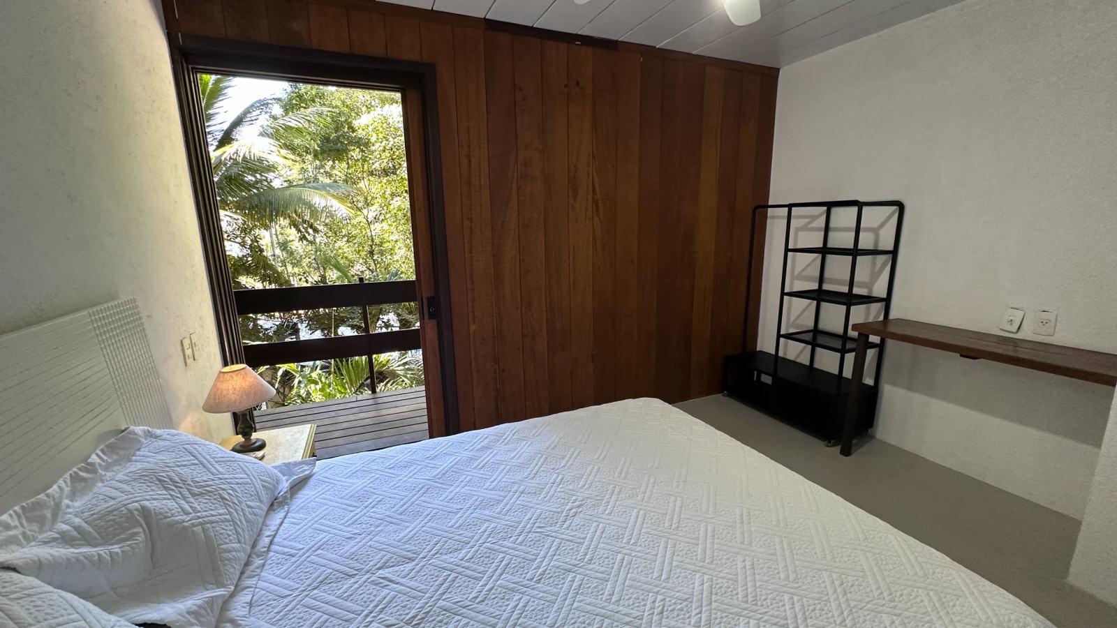 Villa 207 - Aluguel Temporada - Dormitório da Suíte 5 com cama de casal, ambiente climatizado e decoração acolhedora