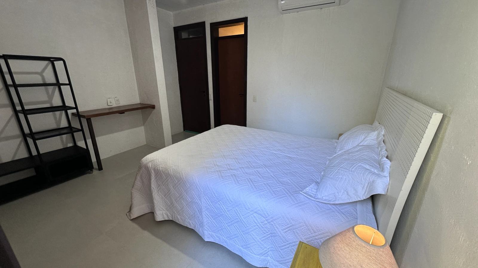 Villa 207 - Aluguel Temporada - Quarto da Suíte 5 com iluminação natural e vista para a vegetação preservada