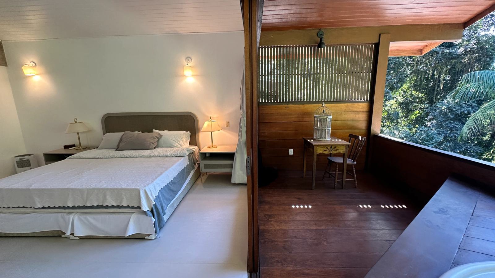 Villa 207 - Aluguel Temporada - Cama king da Suíte Master integrada à varanda com vista para a natureza