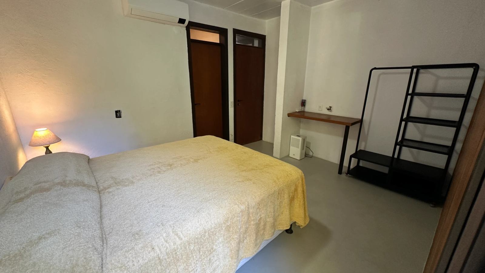 Villa 207 - Aluguel Temporada - Suíte 4 com cama de casal, iluminação natural e vista para a Mata Atlântica