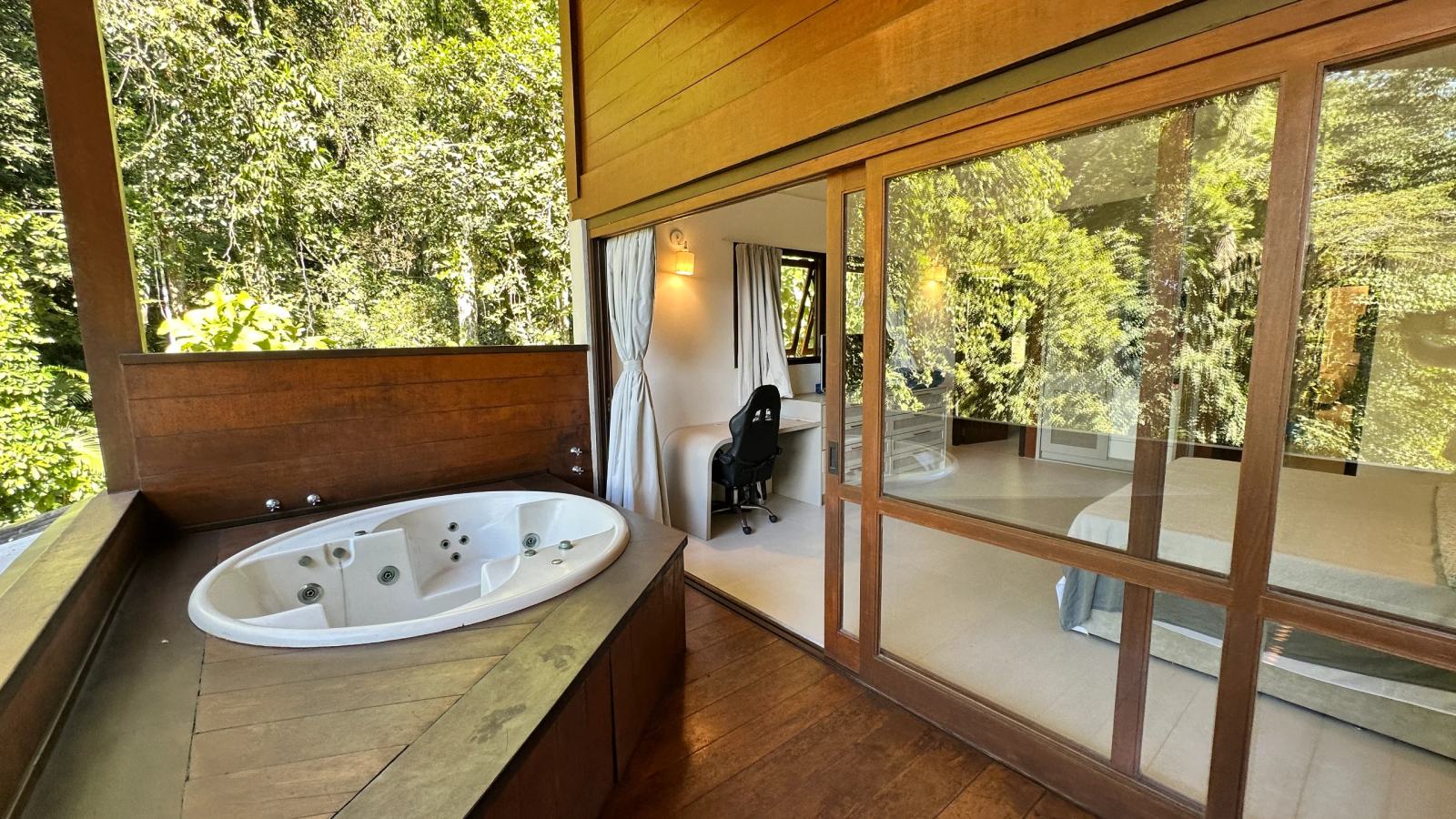 Villa 207 - Aluguel Temporada - Banheira de hidromassagem da Suíte Master com vista para a Mata Atlântica