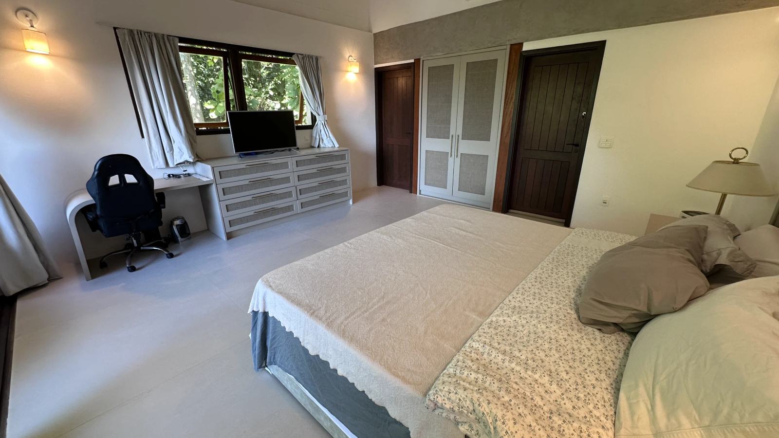 Villa 207 - Aluguel Temporada - Ambiente elegante da Suíte Master com cama king e mobiliário contemporâneo