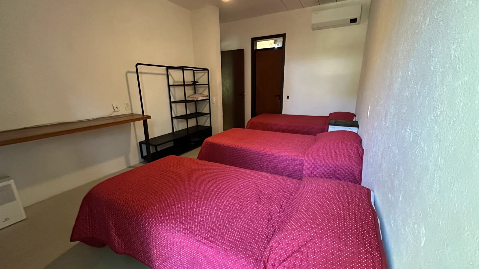 Villa 207 - Aluguel Temporada - Suíte 3  com três camas de solteiro, ambiente climatizado e confortável em Tijucopava