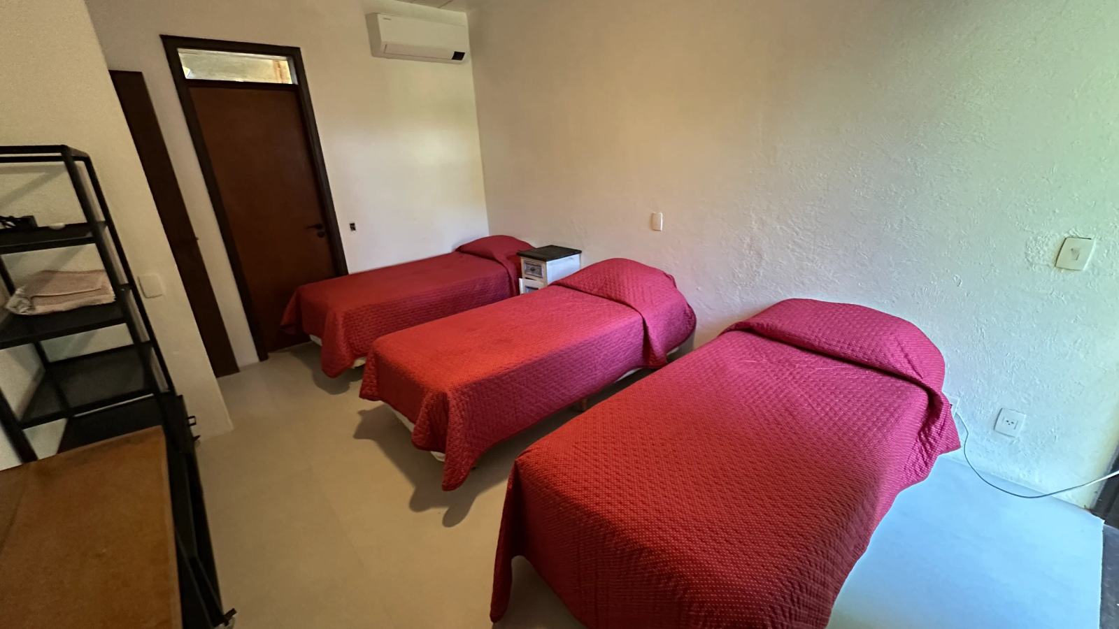 Villa 207 - Aluguel Temporada - Dormitório da Suíte 3 com três camas e iluminação natural , ideal para famílias