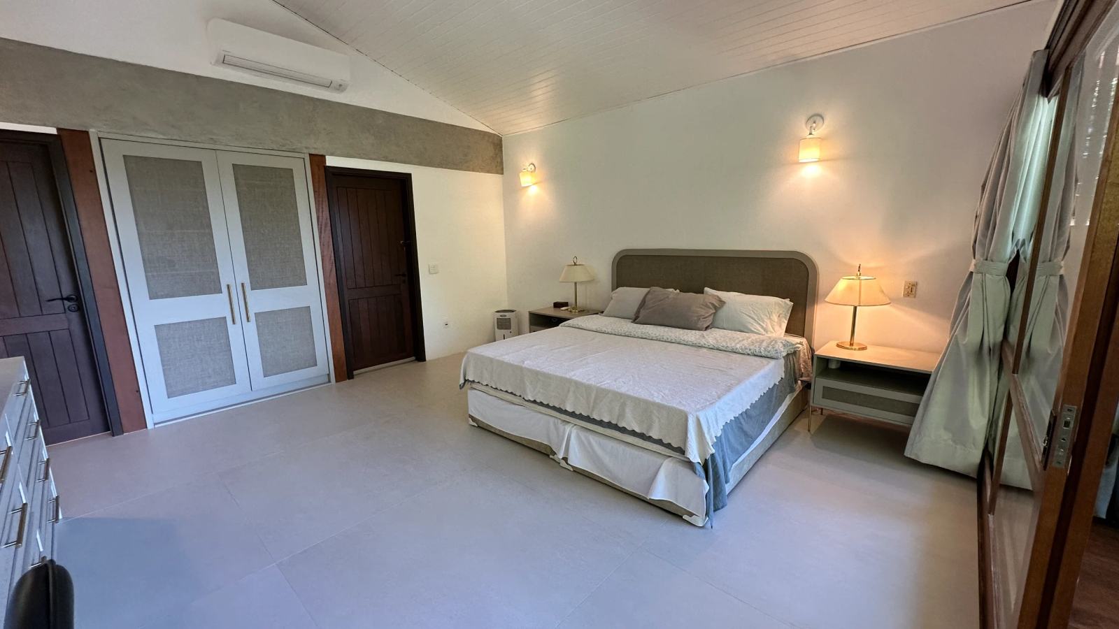 Villa 207 - Aluguel Temporada - Dormitório da Suíte Master com decoração aconchegante e acesso à varanda
