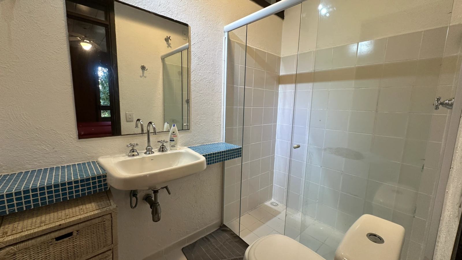 Villa 207 - Aluguel Temporada - Banheiro privativo da Suíte 3 com box em vidro e acabamento contemporâneo