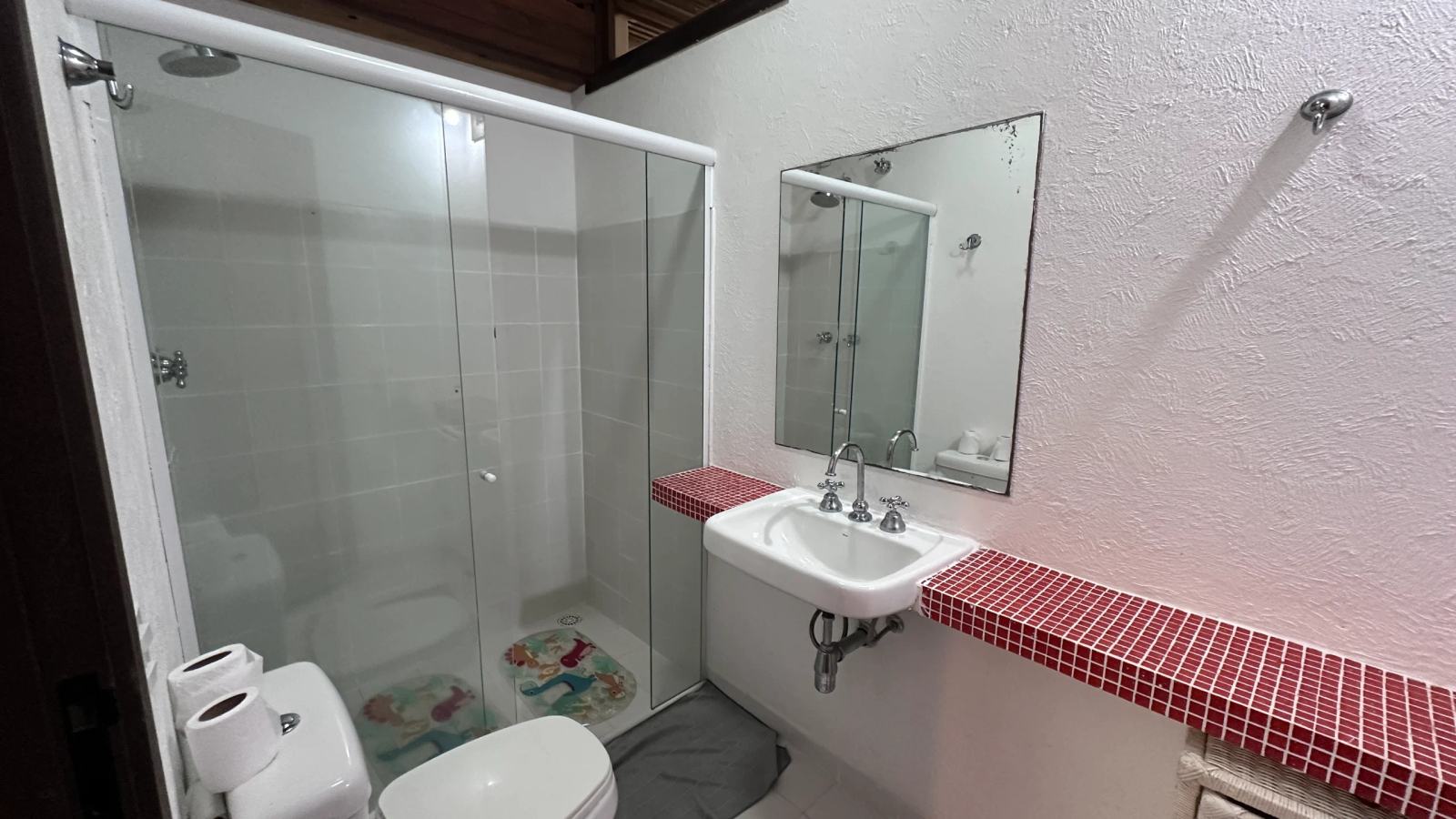 Villa 207 - Aluguel Temporada - Banheiro privativo da Suíte 6 com box em vidro e bancada em granito , Condomínio Tijucopava