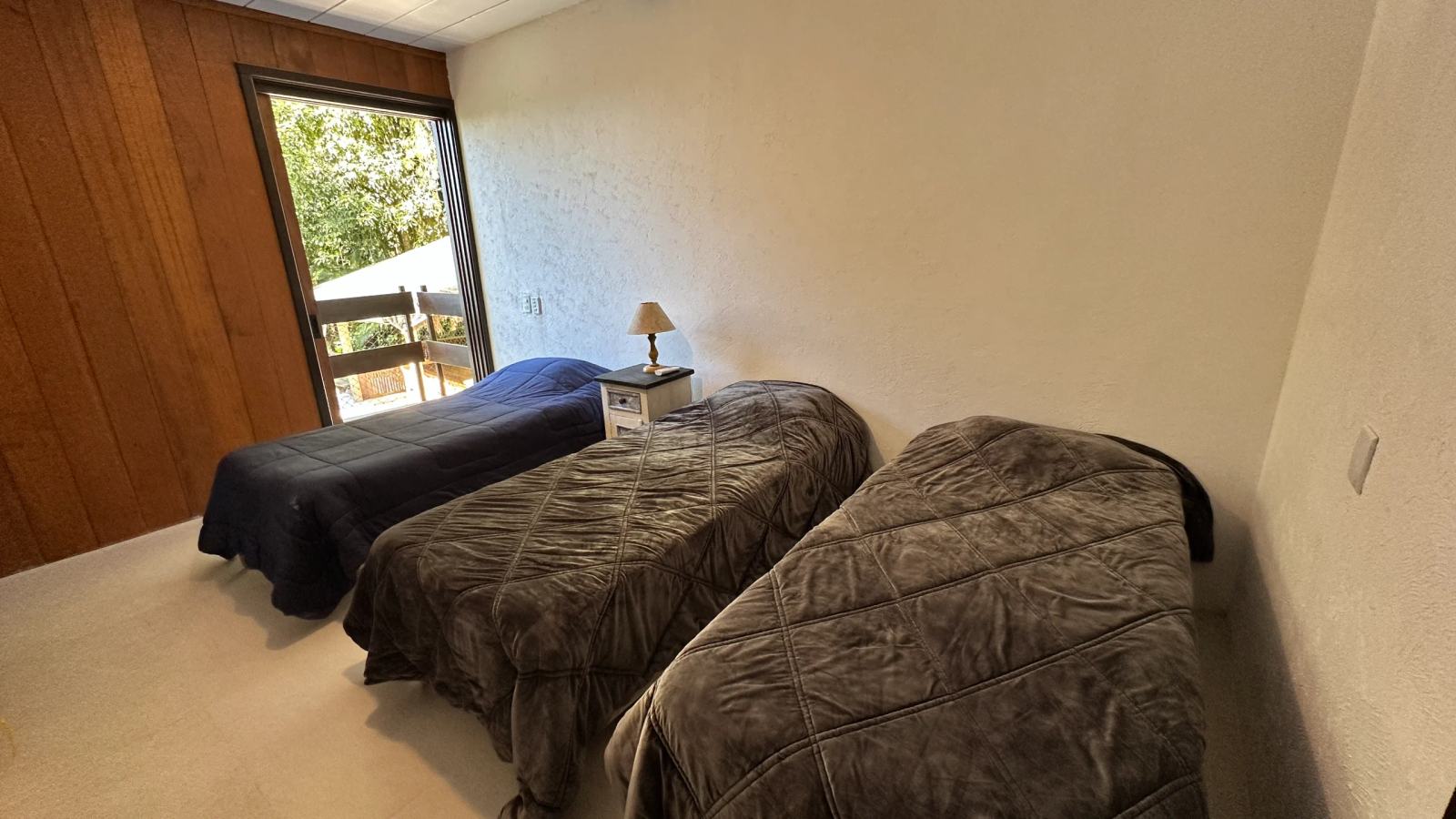 Villa 207 - Aluguel Temporada - Dormitório da Suíte 6 com três camas de solteiro e iluminação natural
