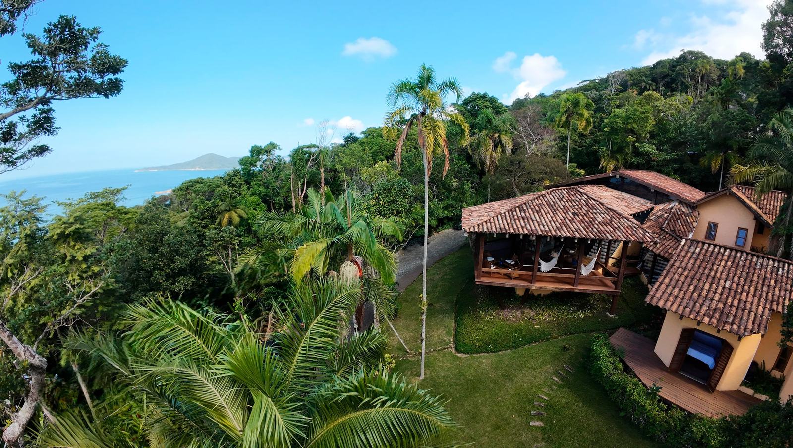 Vista aérea 1 — São Pedro, Guarujá, à venda e para locação, Casa