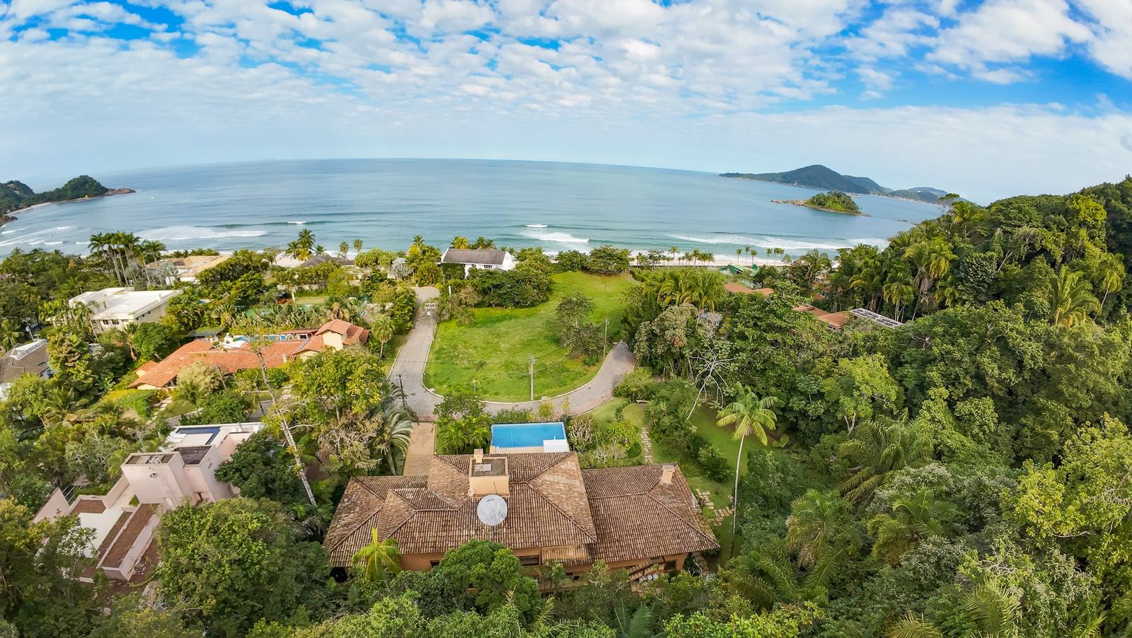 Vista aérea 2 — São Pedro, Guarujá, à venda e para locação, Casa